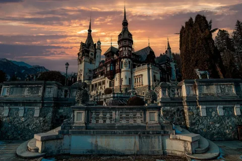 De ce trebuie să vizitezi Castelul Peleș din România: Un articol cu informații despre istoria și frumusețea castelului, precum și despre alte atracții turistice
